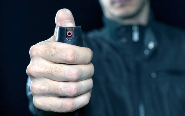 مشاوره حقوقی آنلاین/ حمل اسپری اشک‌آور و شوکر جرم است؟