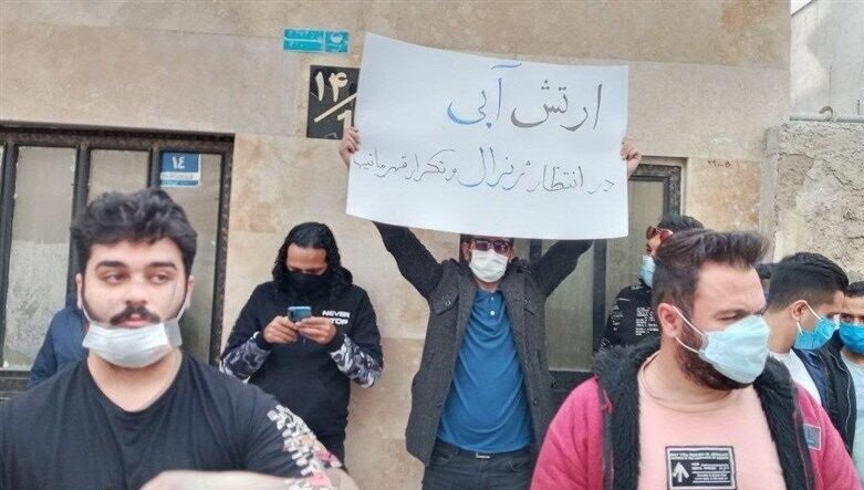 تجمع اعتراضی هواداران استقلال مقابل باشگاه