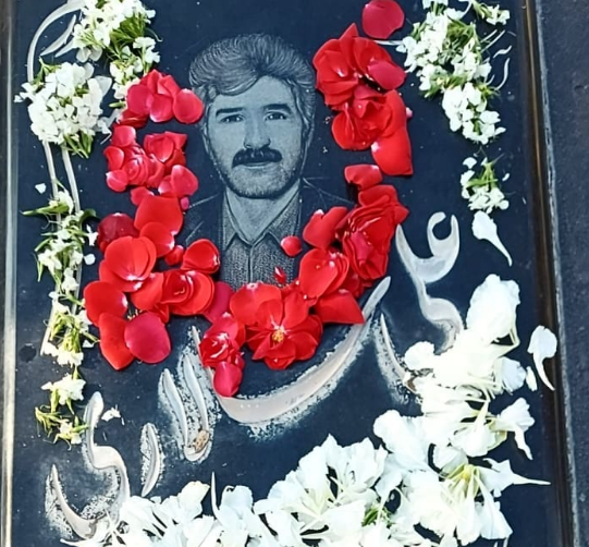 سانیا سالاری بر سر مزار پدر مرحومش سانیا سالاری بر سر مزار پدر مرحومش