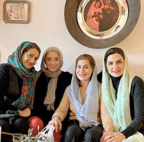 فاطمه معتمد آریا با دوستانش