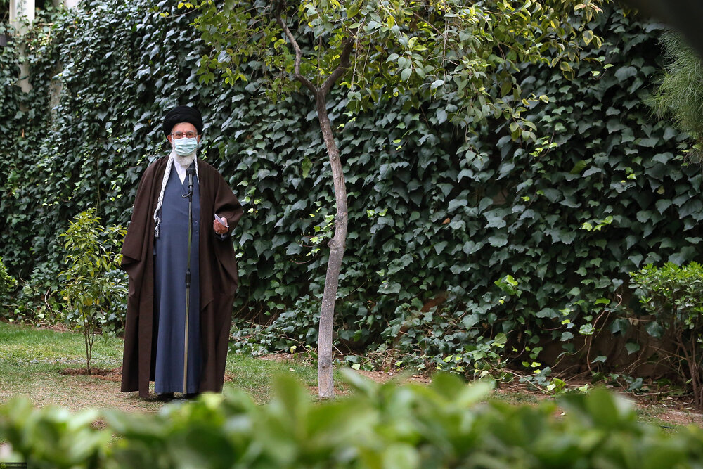 تصاویری از رهبر به مناسبت روز درختکاری +فیلم