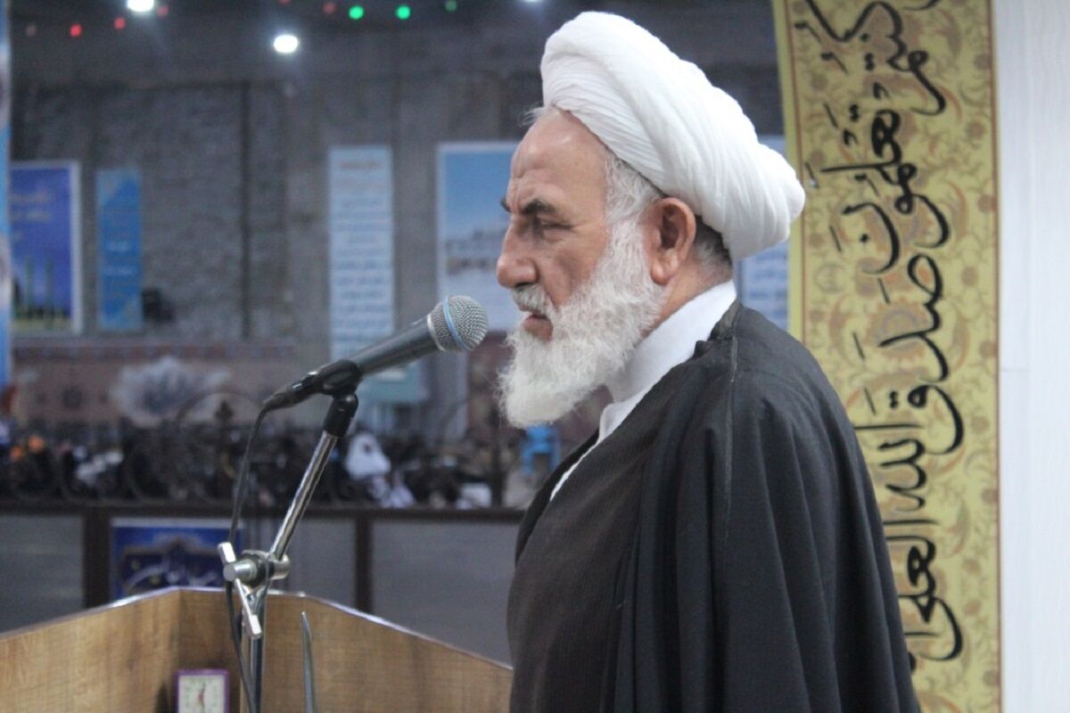 انتقاد یک امام جمعه از کار کردن مختلط زنان و مردان