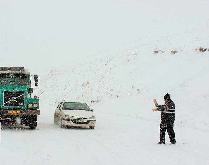 محدودیت تردد به علت بارش برف و کولاک/ کدام جاده‌های کشور همچنان مسدودند؟