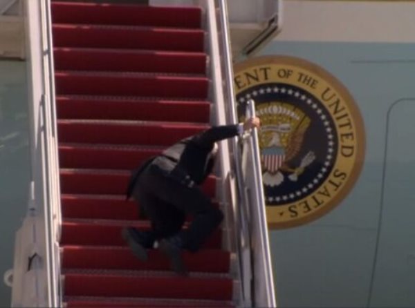 زمین خوردن بایدن