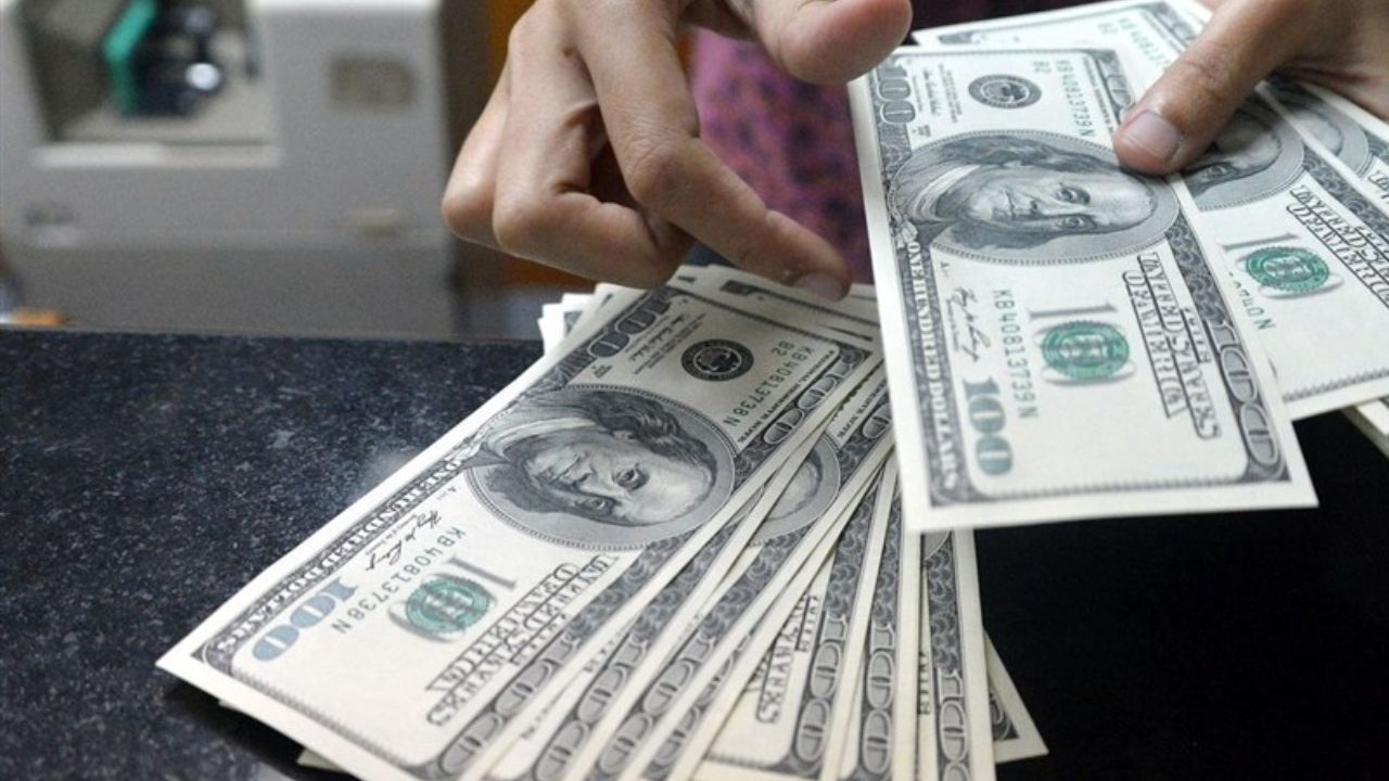 روز عجیب دلار با نوسان ۳۰۰ تومانی؛ آیا دلار ارزان میشود؟ بازار دلار