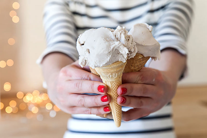 ۱۰ خطر پنهان در مصرف بستنی مصرف بستنی