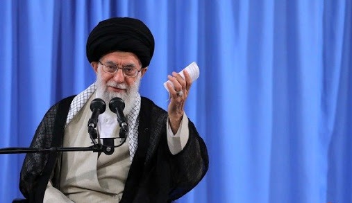 امام در بین ما زنده است؛ از فکر، معونیت و انگشت اشاره او استفاده کنیم