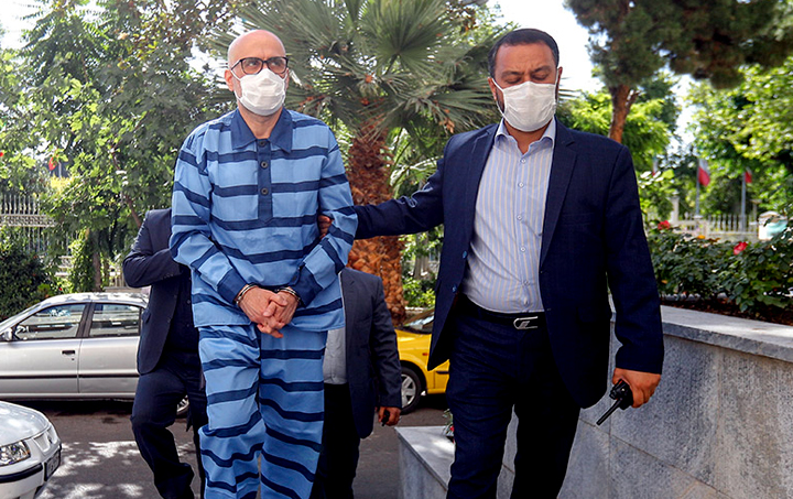 اکبر طبری کیست