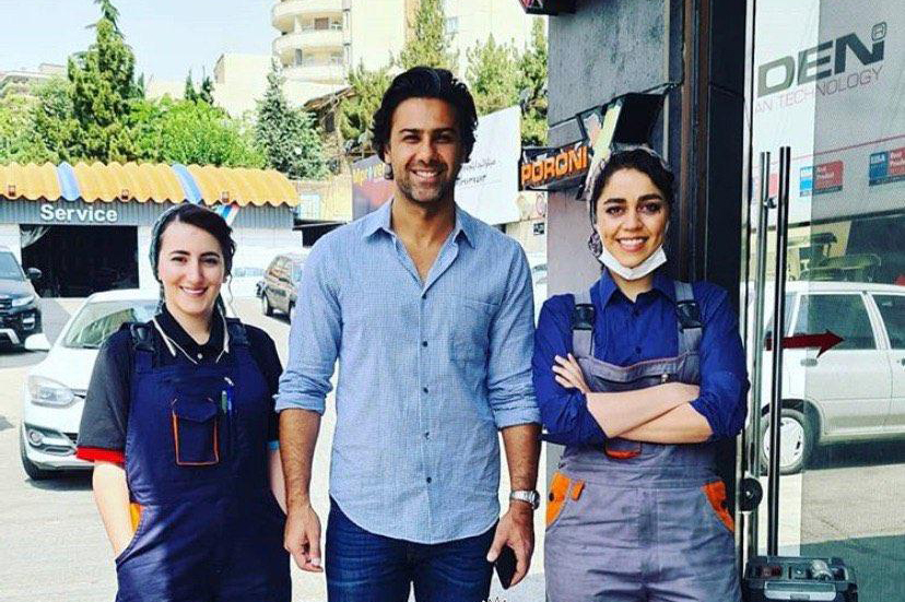 عکس یادگاری فرهاد مجیدی با 2 خانم تعمیرکار