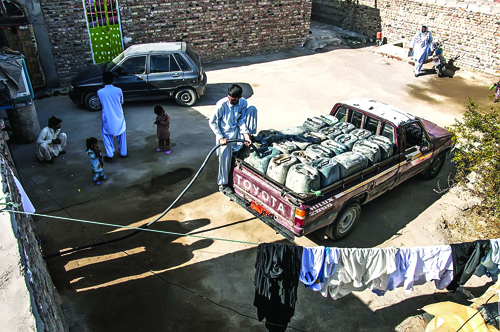 زندگی بر مدار سوختن/ روایتی از کودکان بازمانده از تحصیل در سیستان و بلوچستان قاچاق سوخت توسط کودکان