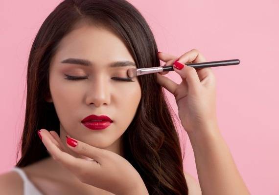 آرایش ماندگار پوست چرب با منافذ باز آرایش ماندگار پوست چرب با منافذ باز