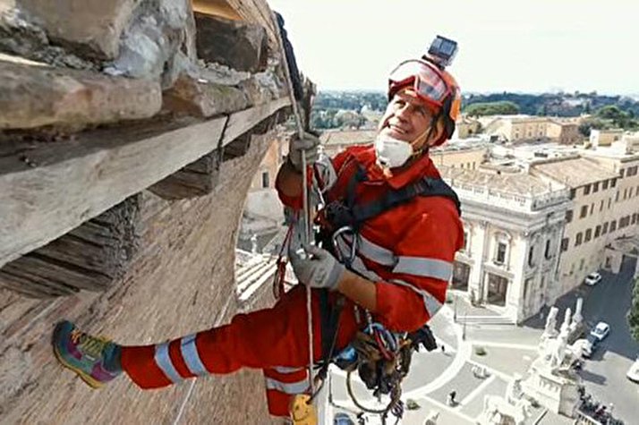 ترمیم سقف کلیسای سنت ماری رم با استفاده از وسایل صخره نوردی +فیلم