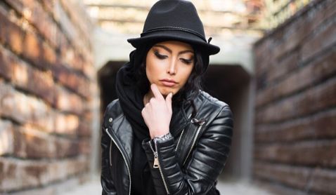 کشف حجاب و لباس خانم بازیگر سریال لیسانسهها / خداحافظی ساناز طاری از ایران + عکسها کشف حجاب و لباس خانم بازیگر سریال لیسانسهها / خداحافظی ساناز طاری از ایران + عکسها