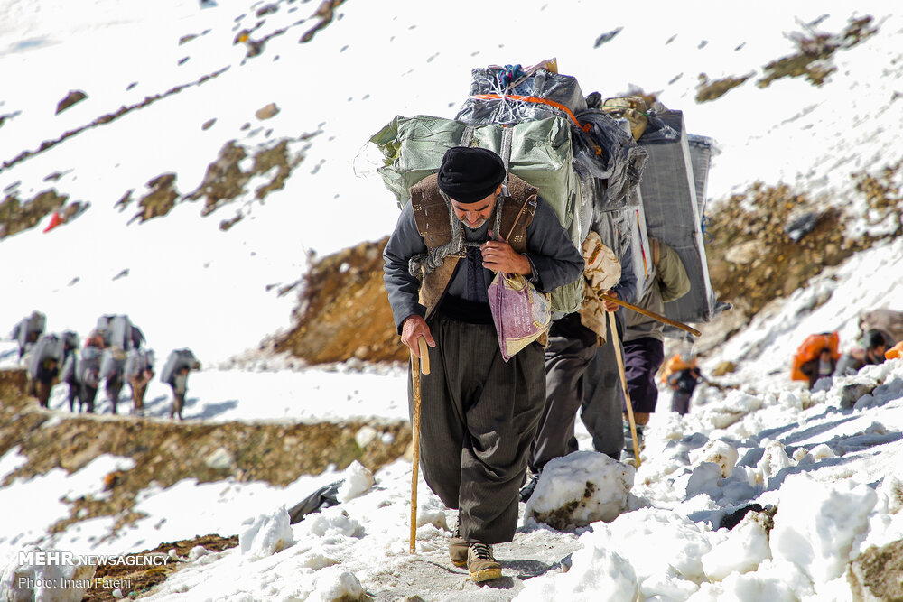 کولبران مجرم یا قربانی