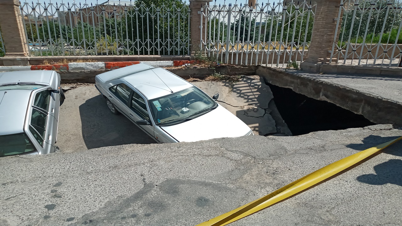 فرو رفتن خودروها به داخل زمین 