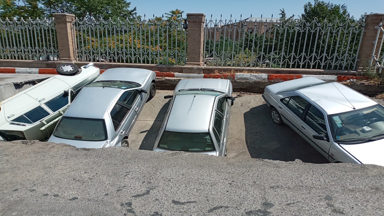 فرو رفتن خودروها به داخل زمین 