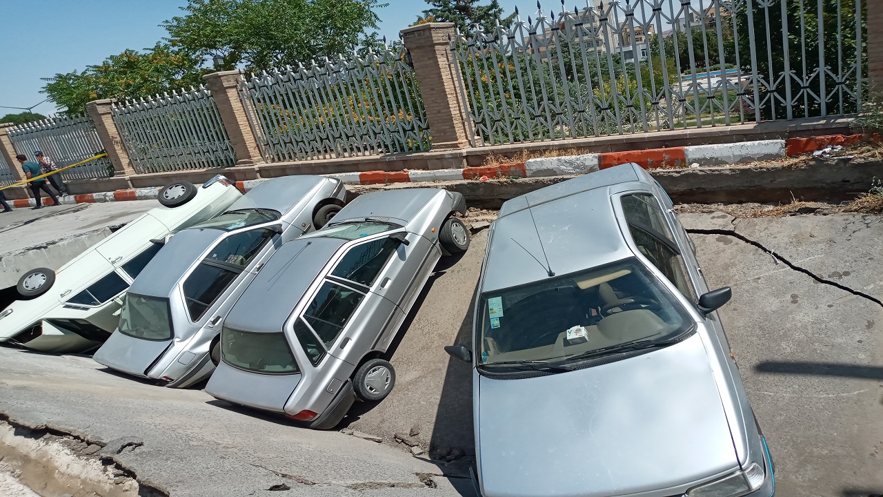 فرو رفتن خودروها به داخل زمین 