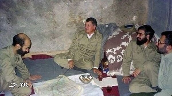 تصویری جالب از آیت الله هاشمی و حسن روحانی در لباس نظامی آیت الله هاشمی و روحانی