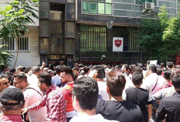 تجمع هواداران مقابل ساختمان پرسپولیس/ درخواست برکناری مدیرعامل تجمع هواداران پرسپولیس