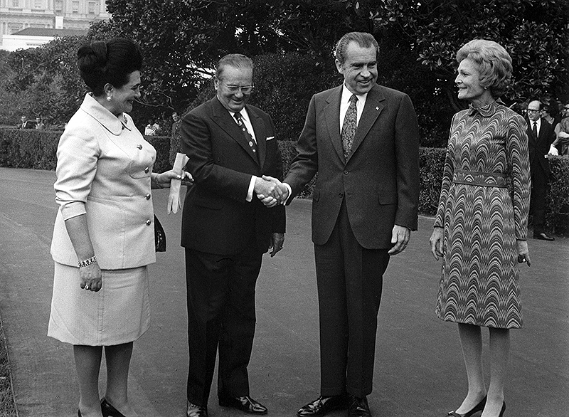 پیروزی در انتخابات به قیمت تحقیر یک ملت/ ماجرای نشست روز جمعه ترامپ و روسای کشورهای کوزوو و صربستان چه بود؟