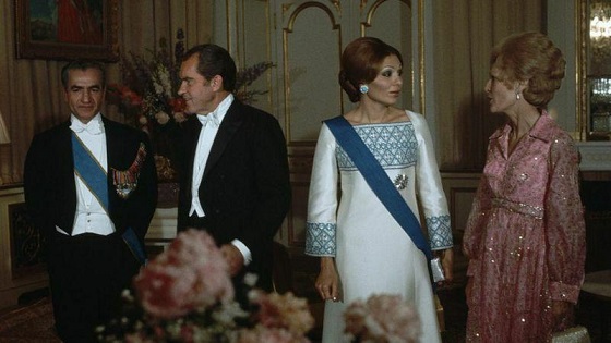 حراج لباس ابریشمی فرح پهلوی با قیمت پایه ۸۸۰۰ دلار +عکس حراج لباس ابریشمی فرح پهلوی