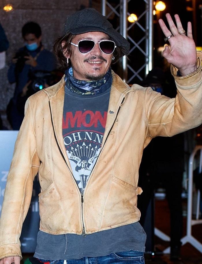 ببینید: ژست‌های جالب جانی دپ در جزایر قناری