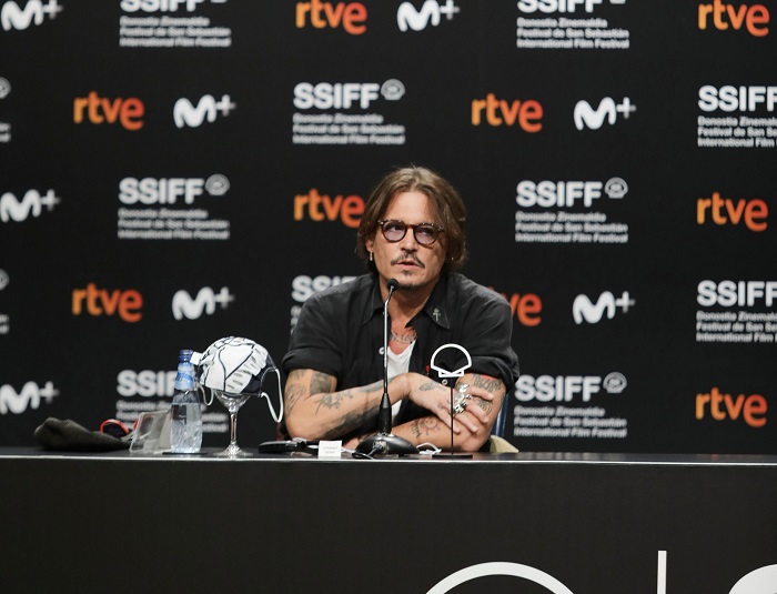 ببینید: ژست‌های جالب جانی دپ در جزایر قناری