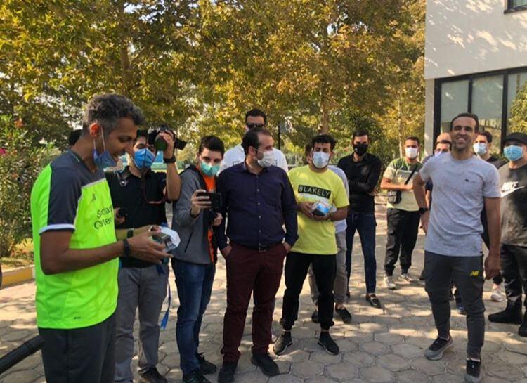 کادوی ویژه علی کریمی به عادل فردوسی&zwnj;پور+عکس