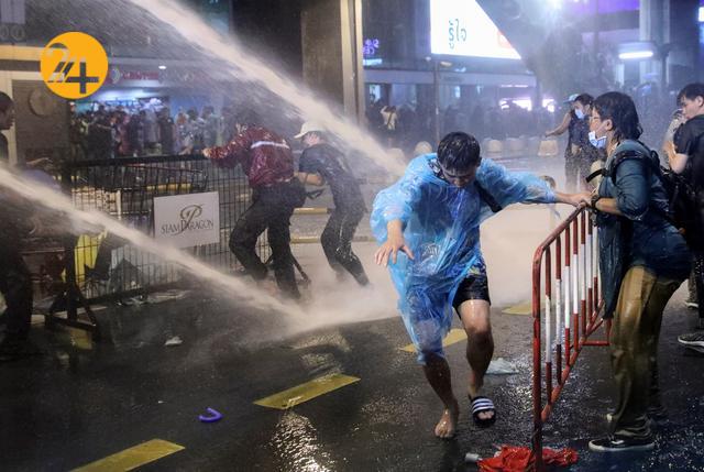 حمله پلیس به معترضان با لوله های آب پاش