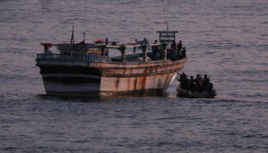 کمک رسانی ناو آمریکایی به لنج ایرانی 