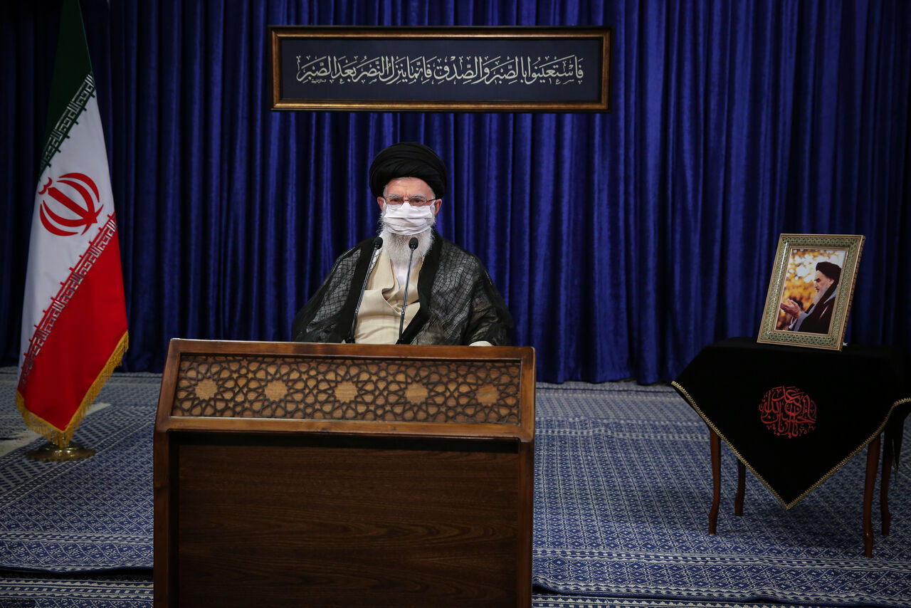رهبر انقلاب: گذشت زمان نخواهد توانست یاد ارجمند شهیدان عزیز را از خاطر ملت ایران بزداید رهبر انقلاب