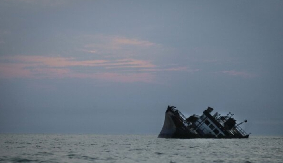 غرق شدن لنج در بندرعباس غرق شدن لنج در بندرعباس