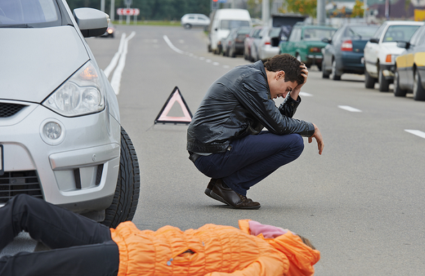 مشاوره حقوقی آنلاین/آیا تصادف منجر به فوت توسط راننده بدون گواهینامه قتل عمد است؟