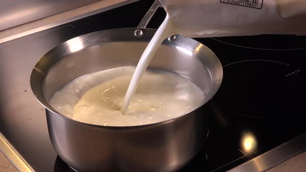 چرا نباید شیر خوراکی را بجوشانیم