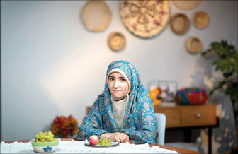 خانم مجری با چادر رنگیگلدار خانم مجری با چادر رنگیگلدار