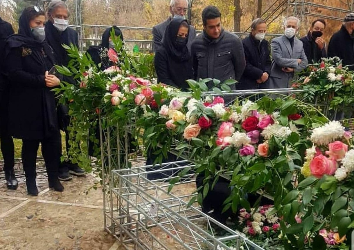 حضور خانواده محمدرضا شجریان بر سر مزار او +عکس