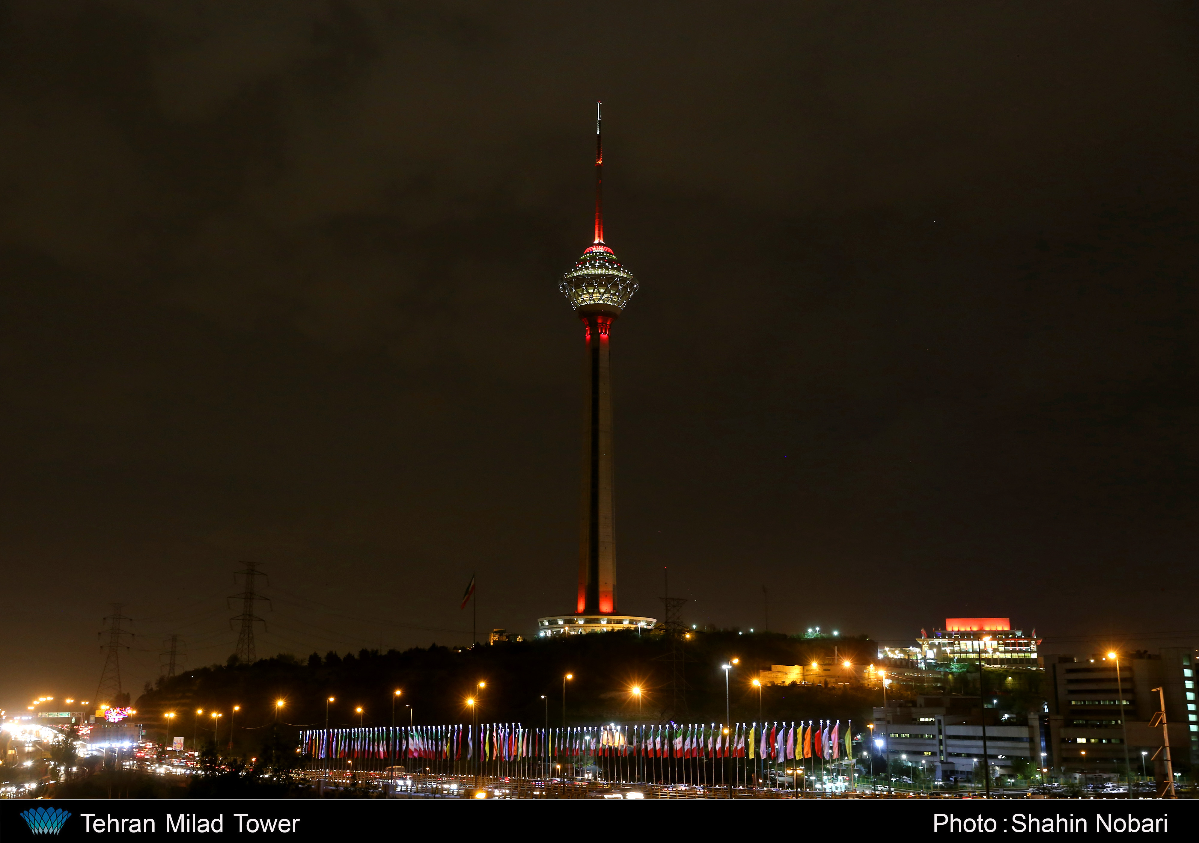 روبان قرمزی که شهر تهران را پوشاند روبان قرمزی که شهر تهران را پوشاند