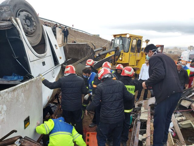 واژگونی اتوبوس کارکنان پالایشگاه اصفهان با ۴ کشته و ۱۷ مصدوم + عکس