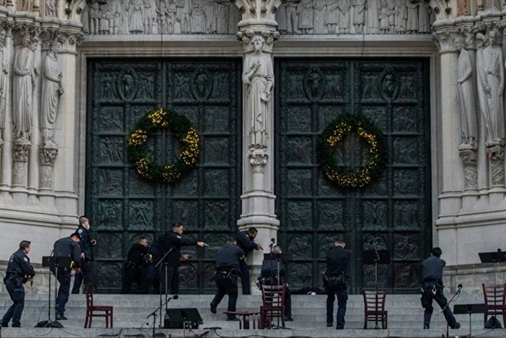 تیراندازی در مقابل کلیسای سنت جان نیویورک