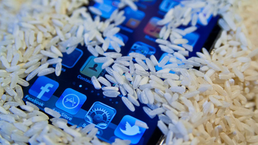 موبایل خیس در برنج 