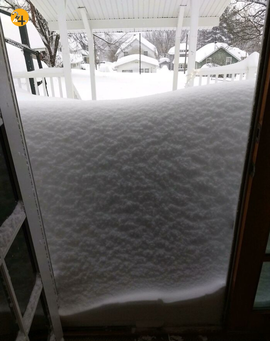 Сугробы на дверь. Дверь завалило снегом. Дом заваленный снегом. Снег на стене. Окно заваленное снегом.