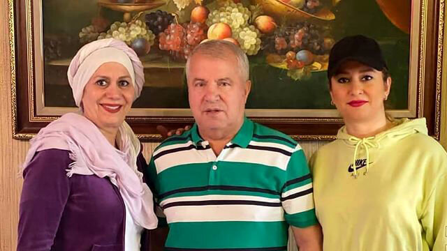 علی پروین در کنار خانواده