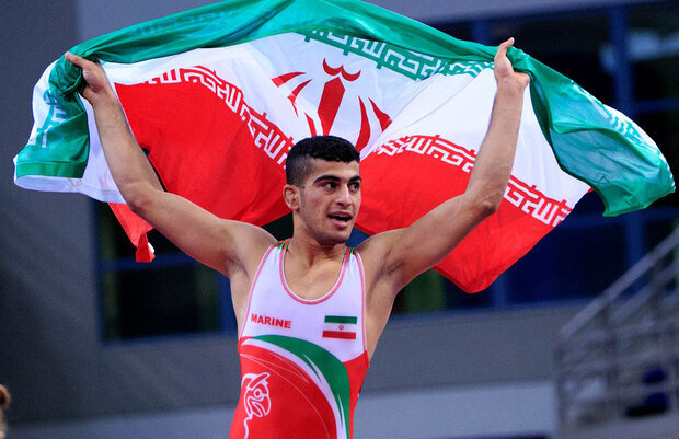 دستور وزیر کار درباره قهرمان کشتی جهان که دستفروشی می‌کند