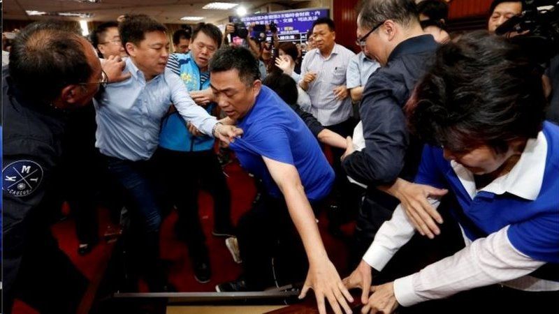 پرتاب دل و روده خوک در پارلمان تایوان در اعتراض به واردات گوشت آمریکایی +عکس