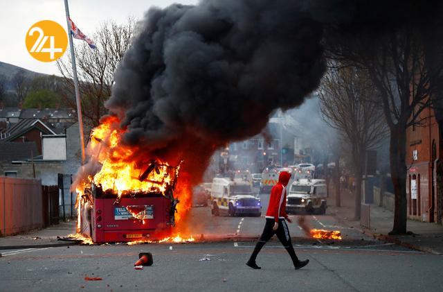 حمله مردم به پلیس بلفاست