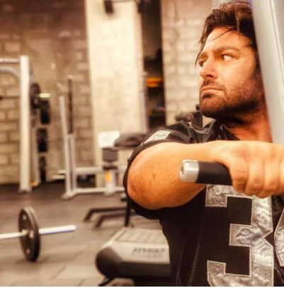 تیپ محمدرضا گلزار در باشگاه بدنسازی 