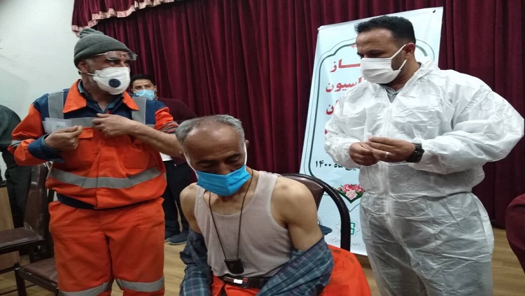 واکسن کرونا، به نام کارگر به کام مدیر/ چرا سهم پاکبانان و غسال‌ها نصیب مدیران شهری می‌شود؟