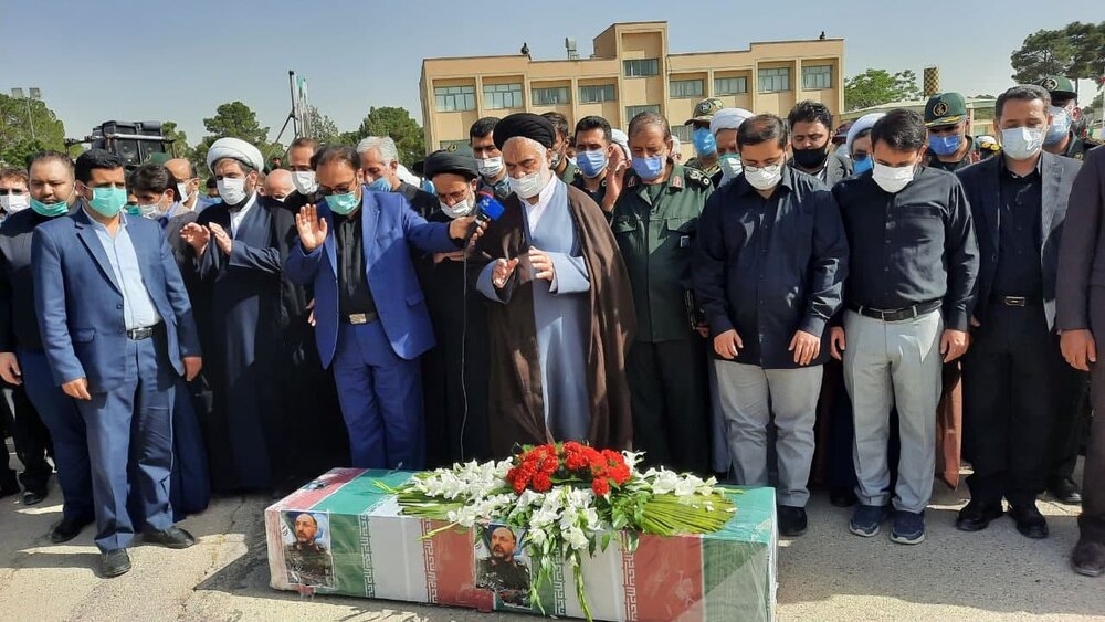 تصویری از اقامه نماز بر پیکر سردار حجازی در اصفهان