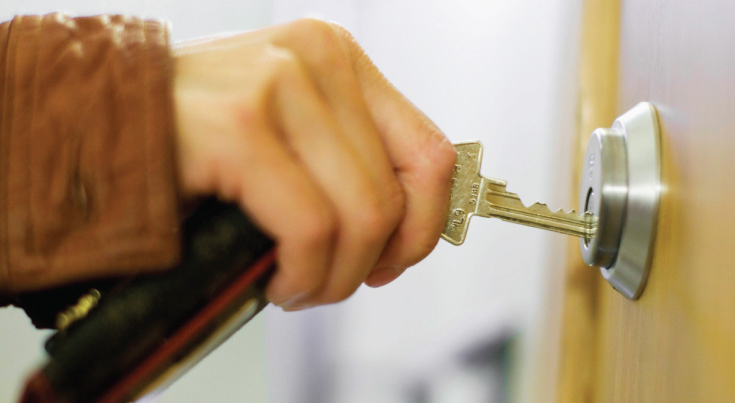 مرد میتواند مانع خروج زن از خانه شود؟ مرد میتواند مانع خروج زن از خانه شود؟