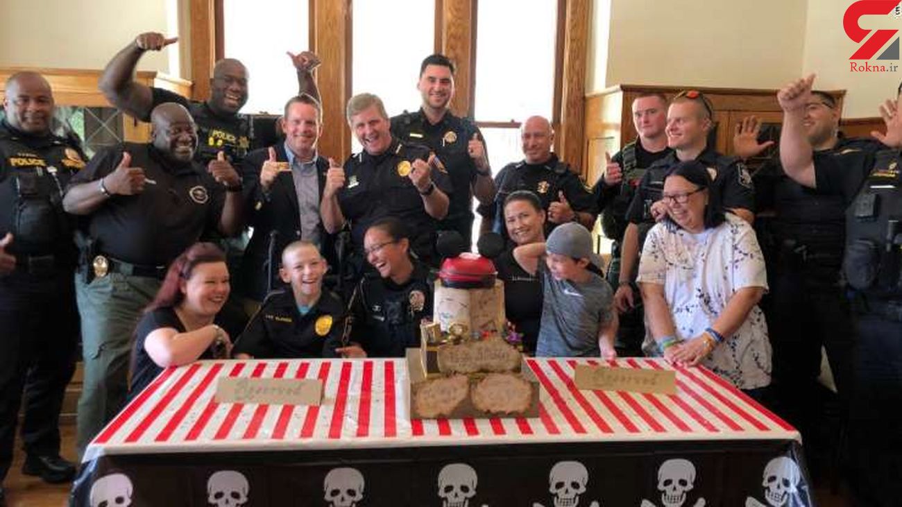 تلاش ماموران پلیس برای خوشحال کردن کودک بیمار تلاش ماموران پلیس برای خوشحال کردن کودک بیمار